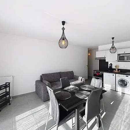 Proche Avec Balcon Et Parking Prive - Fr-1-465-123 Apartment