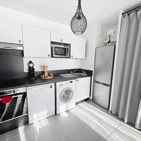 Proche Avec Balcon Et Parking Prive - Fr-1-465-123 Apartment *