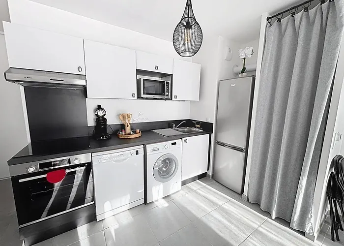 Proche Avec Balcon Et Parking Prive - Fr-1-465-123 Apartment *